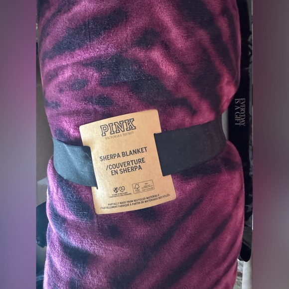 PINK Victoria's Secret Other - PINK Victoria's Secret super soft and cozy Sherpa Blanket — NWT — Rare design
